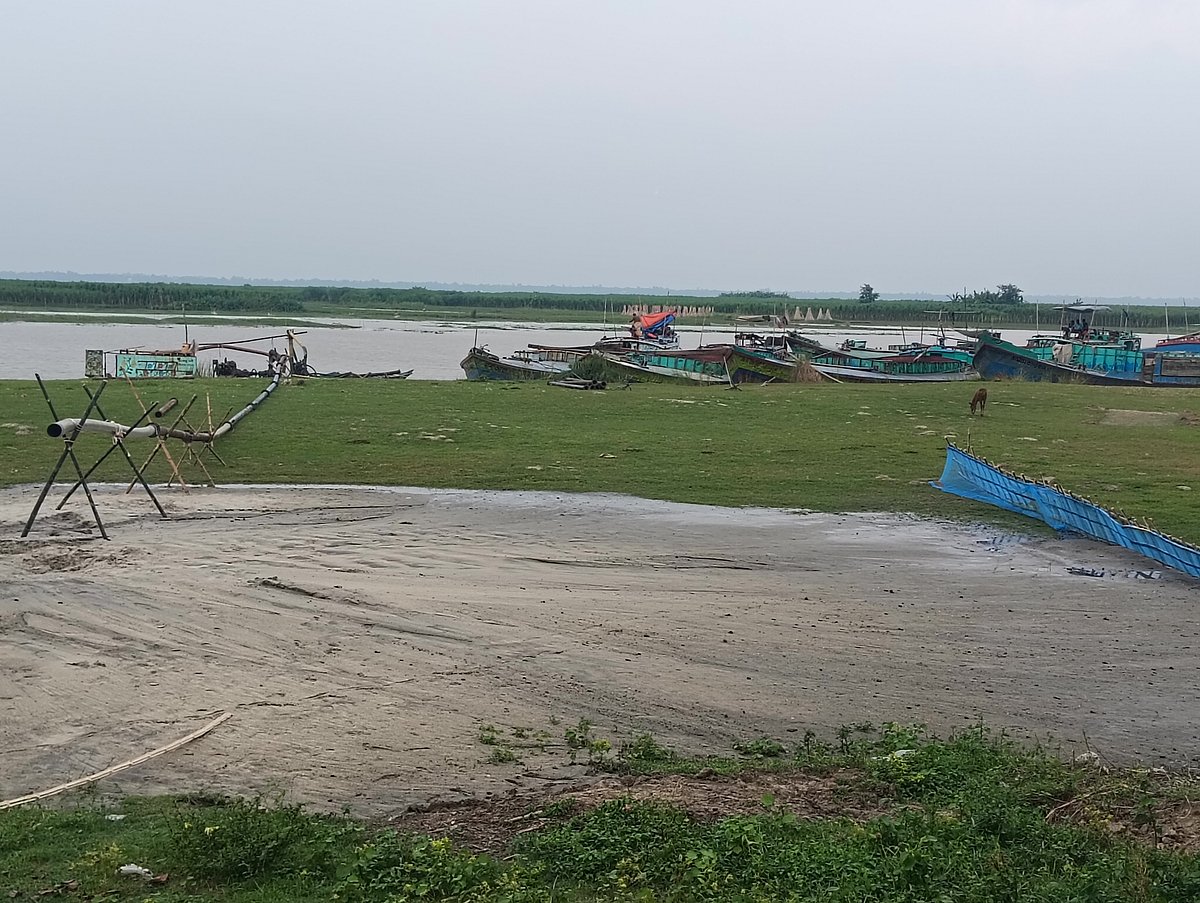 কৃষি জমির দুই পাশে বাঁশ ও জালের ঘের দিয়ে অবৈধভাবে তোলা বালু ফেলা হচ্ছে। সম্প্রতি পাংশা উপজেলার হাবাসপুর ইউনিয়নের চরপাড়া পদ্মা নদীর পাড়ে